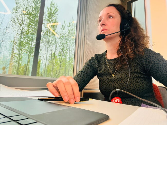 Verena Laouari beim Simultandolmetschen Verena Laouari beim Simultandolmetschen