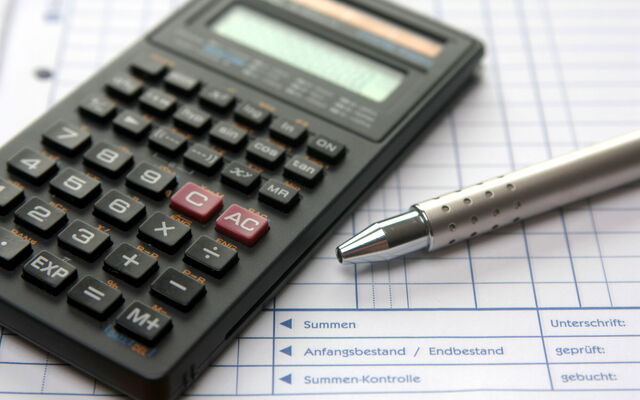 Calcular los honorarios mensuales de un intérprete