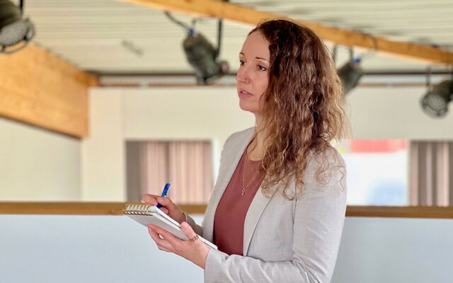 Interprete professionista Verena Laouari in una riunione