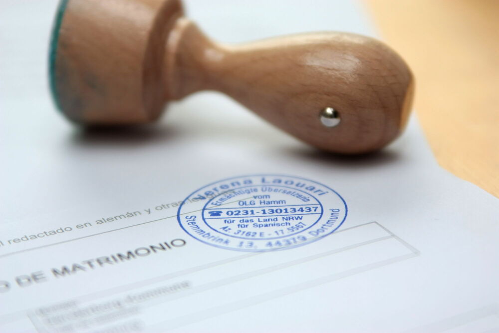 Beglaubigte Übersetzung mit Stempel, Unterschrift und Beglaubigungsvermerk